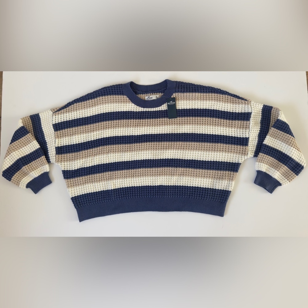 Hollister Navy and Cream Textured Sweater 💙🤍🤎
*NEW WITH TAGS 🏷️